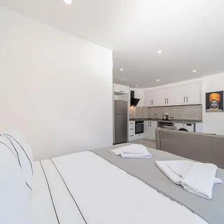 Central And Modern Flat In Muratpasa 아파트 *