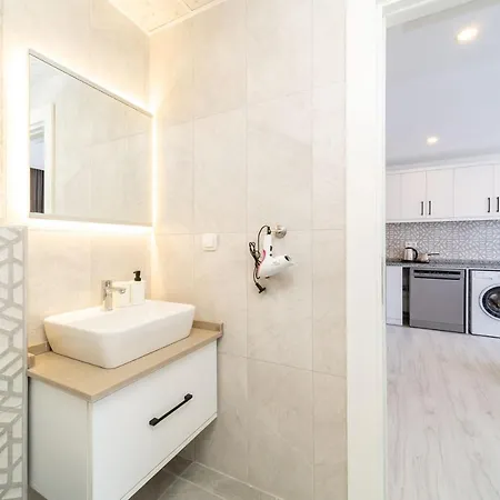 Central And Modern Flat In Muratpasa 아파트
